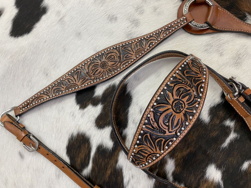 Showman ® Hand Painted White Daisy Leather Browband headstall and breast collar set. main image 1